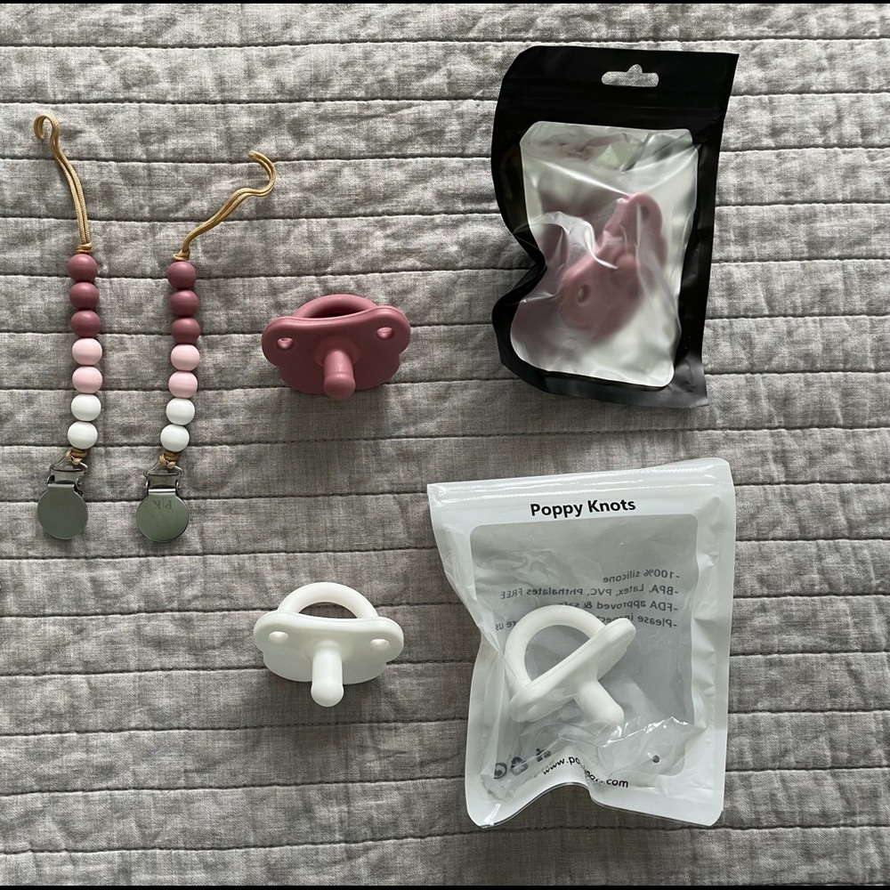 Poppy Knots binky and leashes